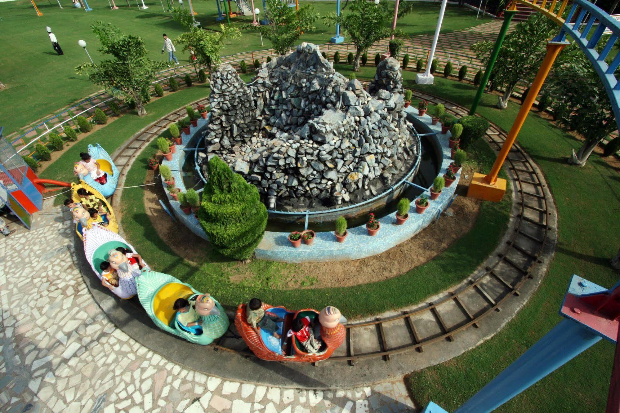 Aapno Ghar Resort & Amusement Park Гургаон Экстерьер фото